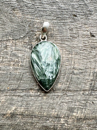 Enlightened Seraphinite: Seraphinite 925 Solid Silver Pendant - Illuminate Your Path with Heavenly Green Brilliance