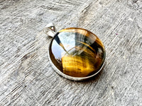 925 Silver Circle Tiger's Eye Pendant: Timeless Charm with Earthy Energies